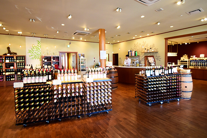 店內約有40個品牌的自家葡萄酒，根據季節的不同，還可以找到限量版產品