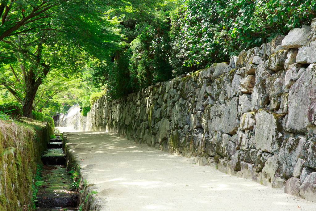  Stone wall in Sakamoto, a town in front of Hieizan Enryakuji Temple gate (Photo: Biwako Otsu Tourist Association)