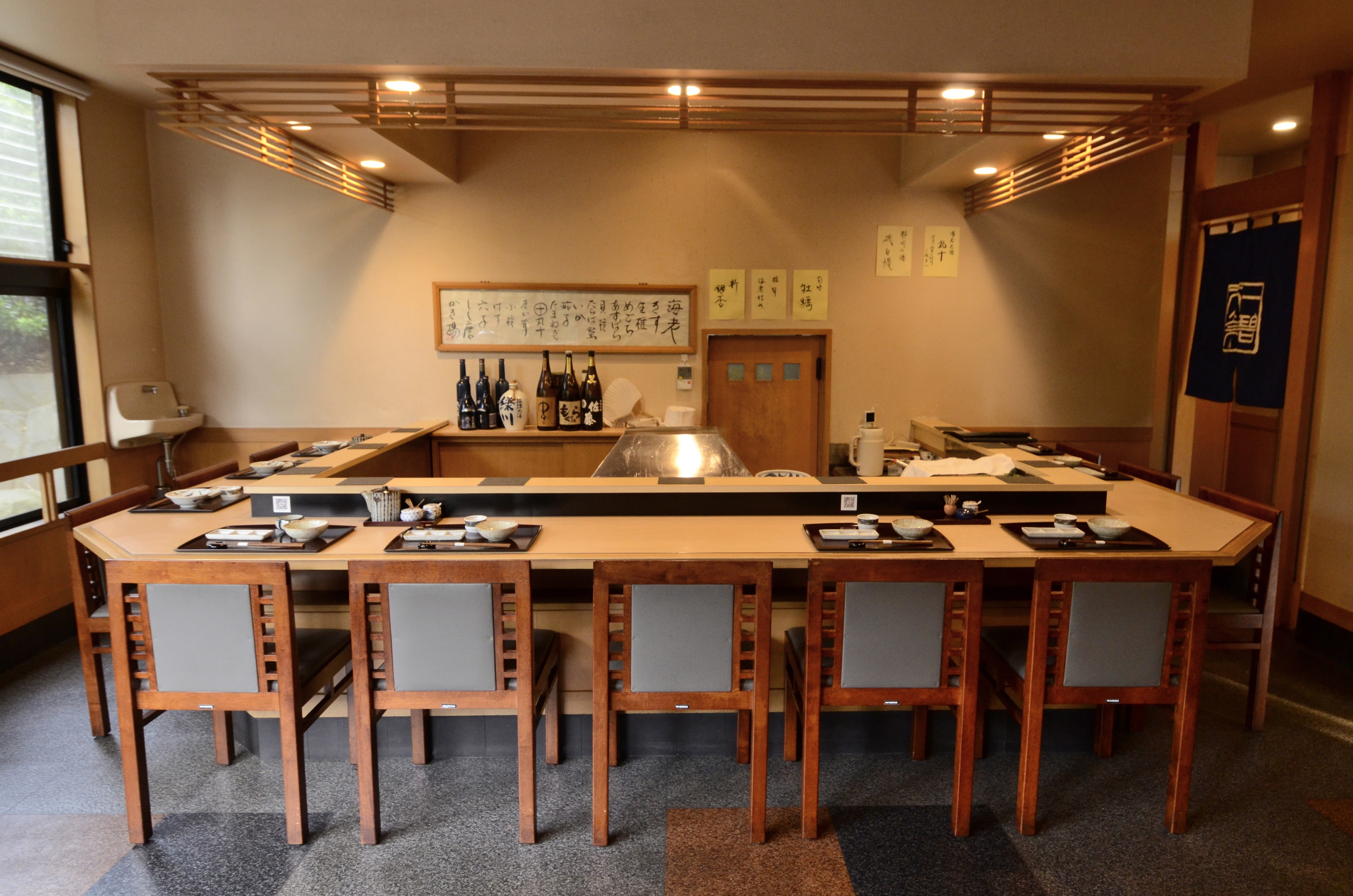 有11個吧台座位和8個桌子座位