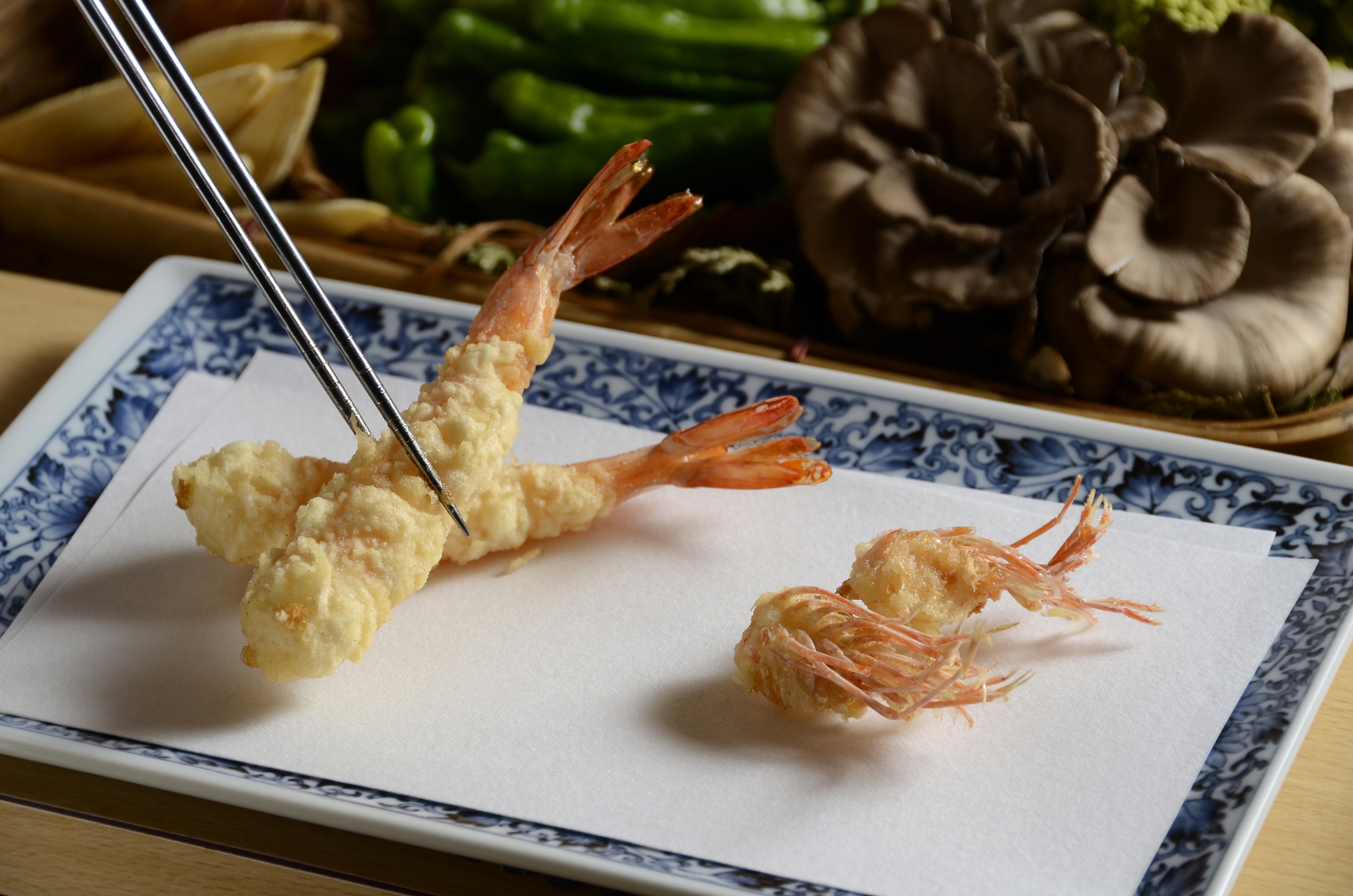 將新鮮油炸的食物端在您面前的盤子上