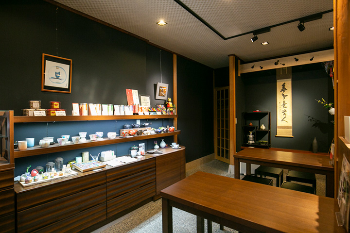 使用店內一半的咖啡廳空間。 種類繁多的九谷燒茶杯和茶壺