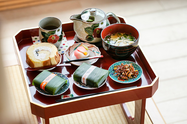 JPY1800姬板御膳。 今天的壽司、甜點、湯品等6種商品一字排開