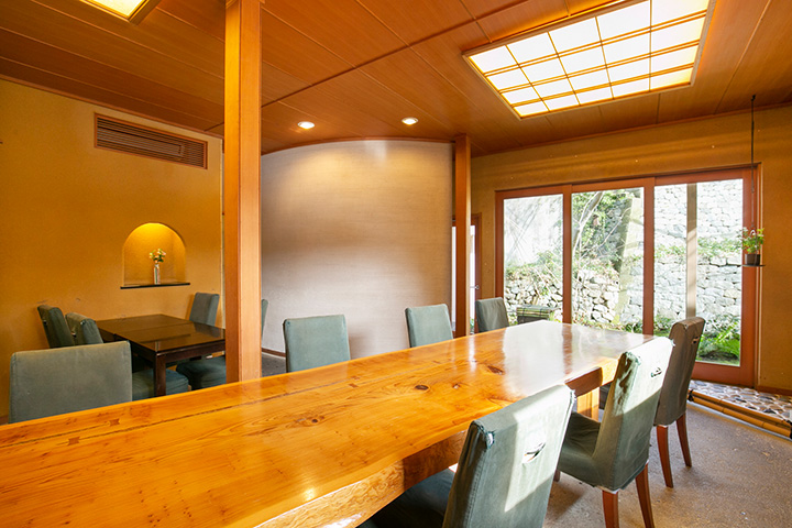 由與主餐廳相同的工匠打造的高品質空間。