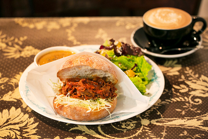 BBQ豬肉夾心盤JPY1100和拿鐵咖啡 JPY440