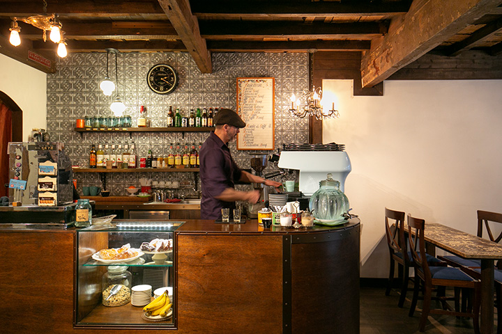 復古可愛的室內裝飾，上面鑲嵌著瓷磚和雜貨