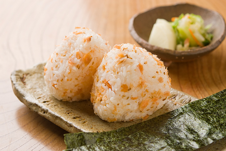 「鮭魚飯糰」拌鮭魚肉 1個260日圓~。 可以選擇自己喜歡的配料