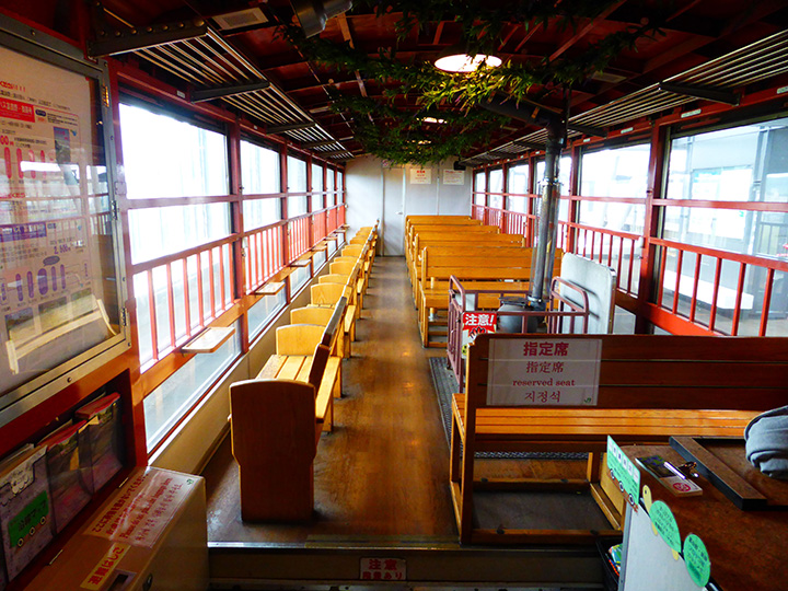  Seats for two facing the window are popular (photo courtesy of JR Hokkaido)