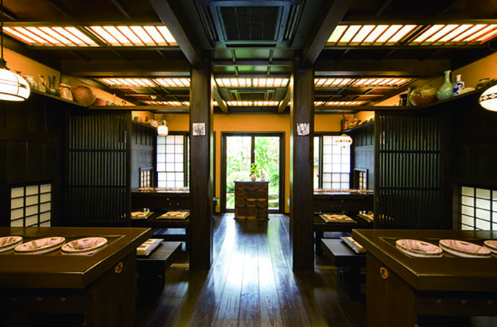 座位間距很大，可以舒適地用餐