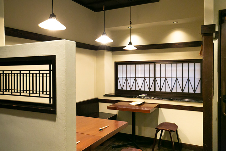 最多可容納6人的桌席。 還有吧台座位