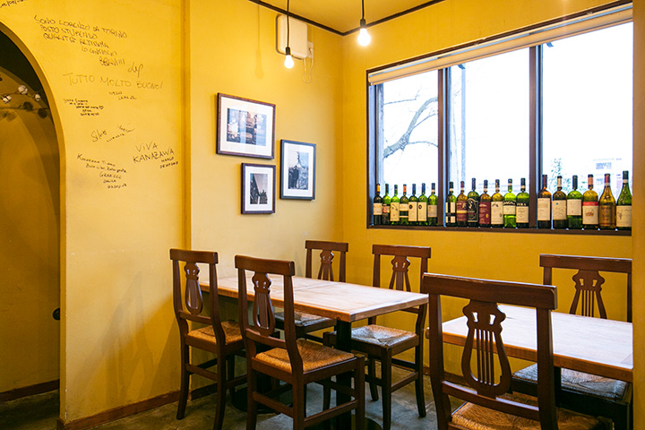 店內以暖黃色為主調。 沿河的風景也令人心曠神怡