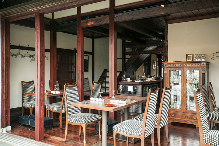 打開窗戶，可以感受到露台座位的開放感