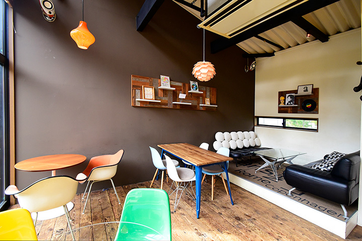 河口湖的一對夫婦開的餐廳。 高品質設計家具一字排開