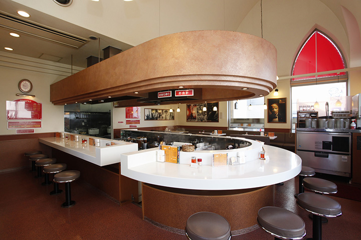 店裡展示的這位好萊塢明星的海報是熱愛電影的前任總統的主意