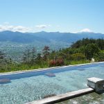 從壯麗景色的露天溫泉場到美麗的溫泉，八山梨八岳周邊溫泉