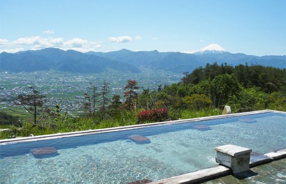 從壯麗景色的露天溫泉場到美麗的溫泉，八山梨八岳周邊溫泉