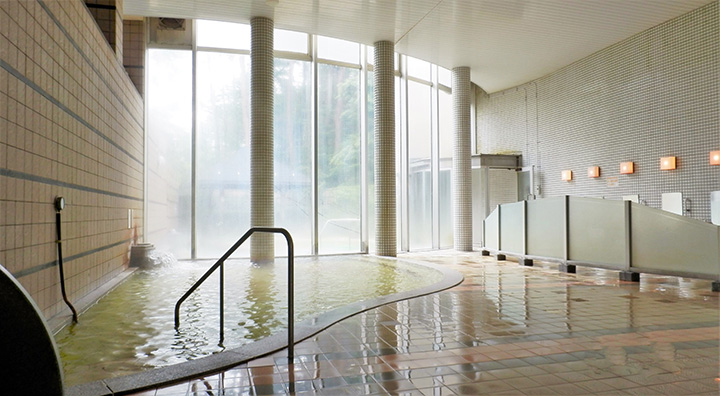 熱水量為每分鐘203公升。 除了室內及露天溫泉場外，還有乾式桑拿