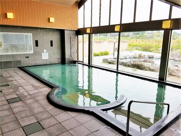 室內浴池由被環境省選為「百大名水」之一的「白州和押白川天然水」混合而成。