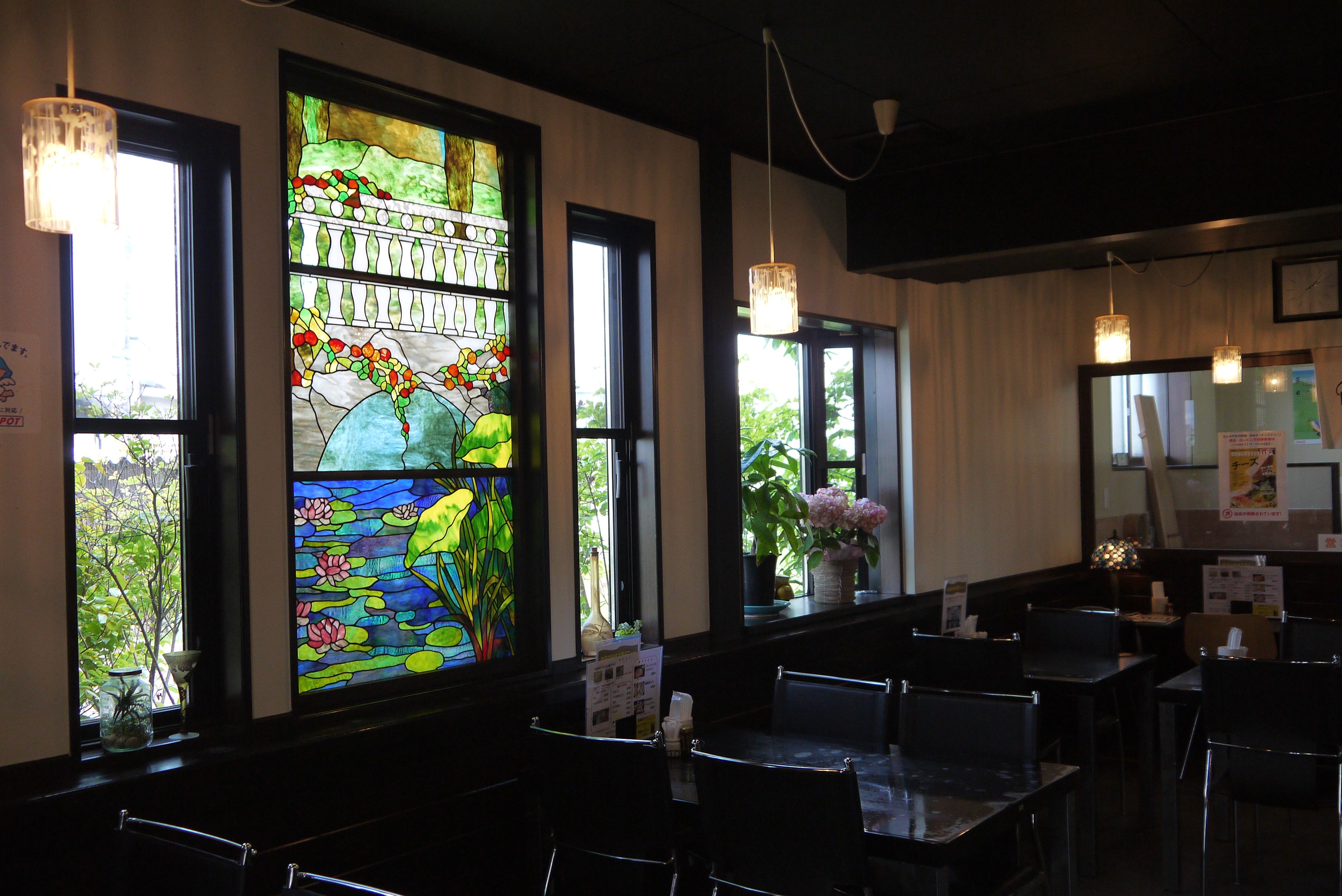 彩色玻璃是店主妻子的作品