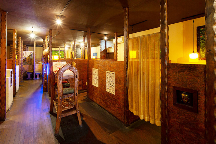 店內是分隔的，像個包廂一樣平靜。