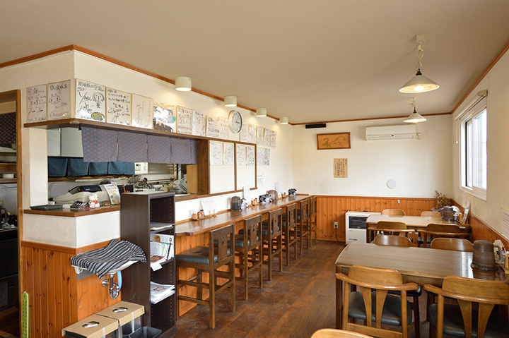 店內擺放著來訪的人才和運動員親筆簽名的彩色紙。