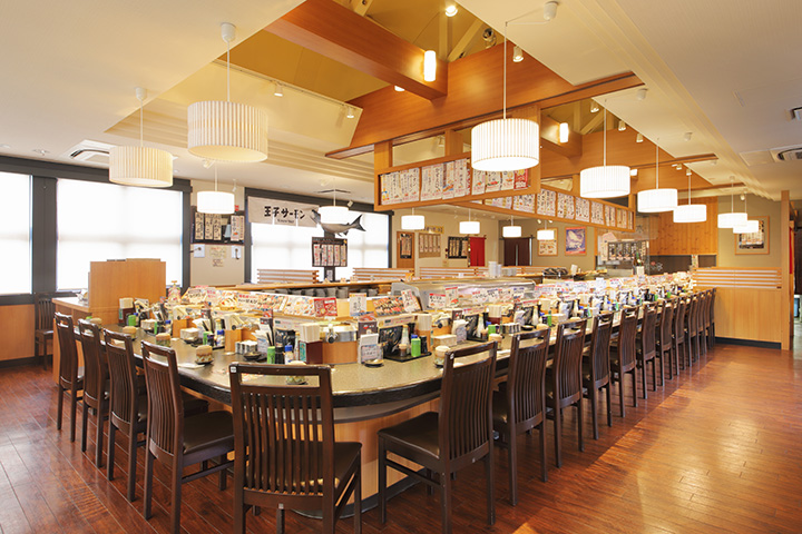 除了吧台外，還有桌子座位