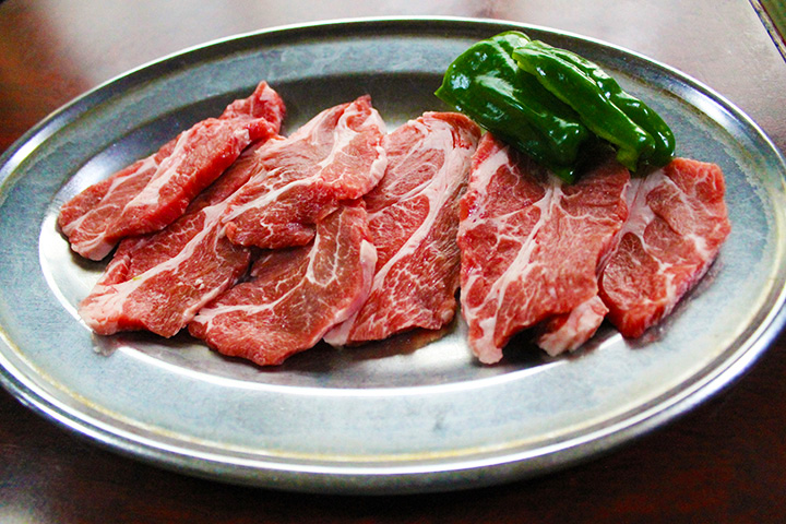 以獨特的草本鹽混合為秘密成分的生羊肉 800 日元（照片為 2 人份）