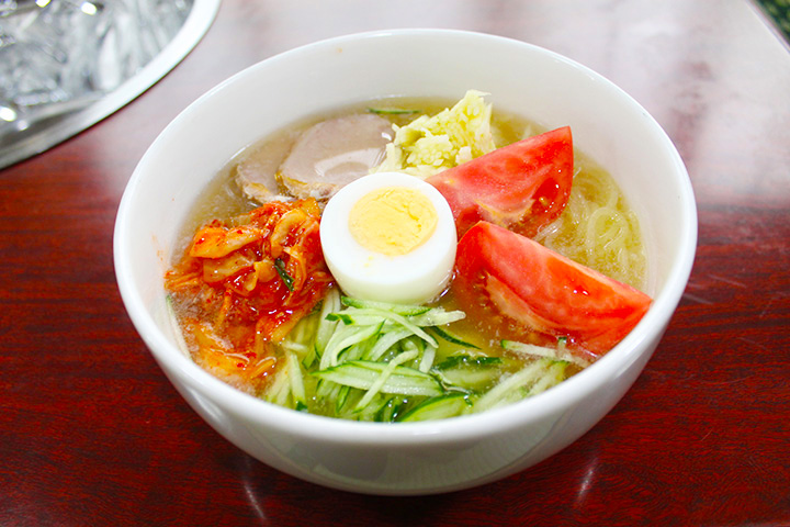 盛岡麵條和牛骨湯之間平衡極佳的冷麵 850 日元