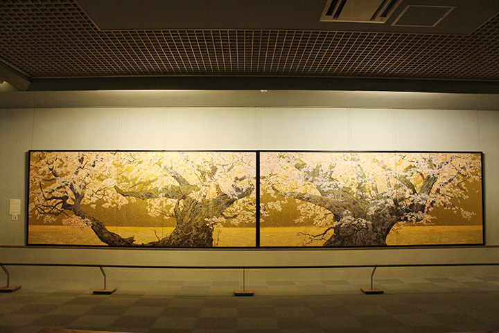 金箔背景上的作品《櫻花喬恩雙胞胎畫》