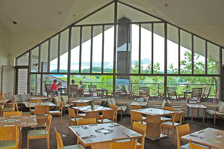 「富良野燒烤餐廳，眼前展開十勝岳山脈