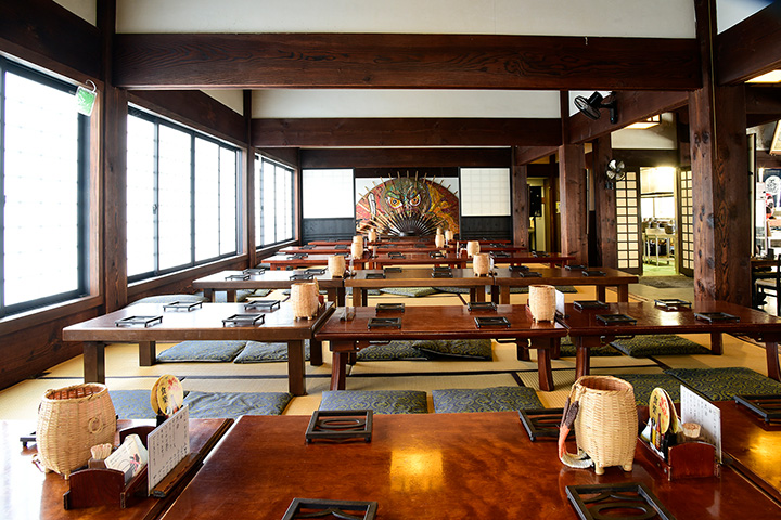 這是一個寬敞的結構，大約有300個座位。 除了榻榻米空間外，還有桌子座位