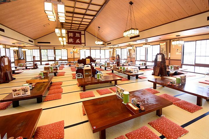 店內裝潢像是古民家風格。 還有下沉式被爐式座位