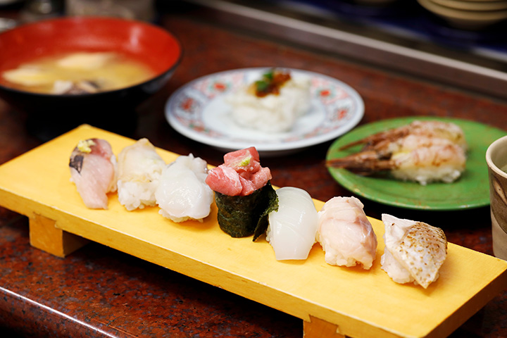 「喉嚨黑味比較」JPY1814還附有阿拉湯。 「瓦斯蝦」734日圓、「能登河豚」432日圓