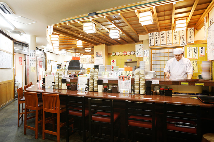 熟練的板前站著的吧台。 後面還有桌子座位。