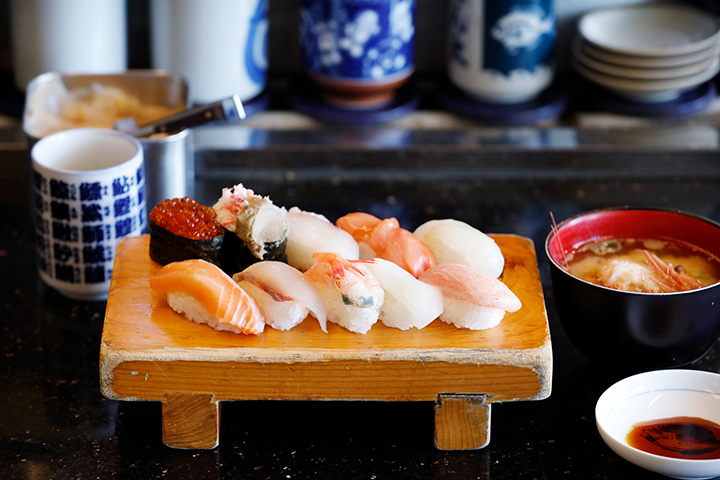 「B午餐」，可以品嚐到「中拖」、「紅鯛」、「紅蛤蜊」、「蟹味噌」等10塊JPY1296