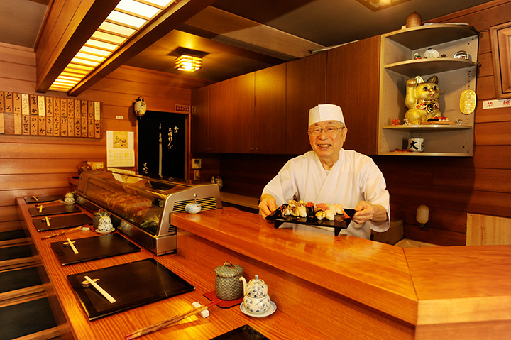 我也期待著和溫柔的店主聊壽司。 店內只有10個座位的吧台。