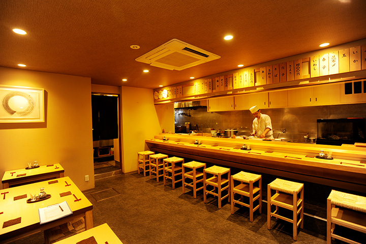 還有適合團體和家庭的餐桌座位