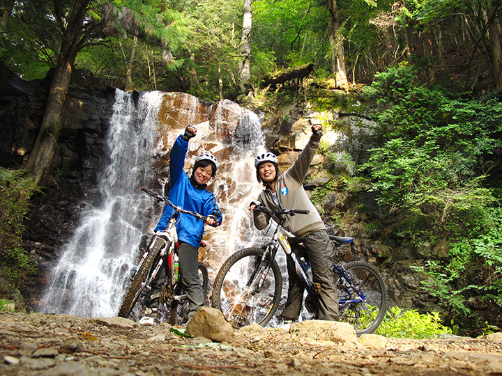 「山地自行車」是一條下坡路線，可以看到富士山和瀑布。 3小時，五月~十一月