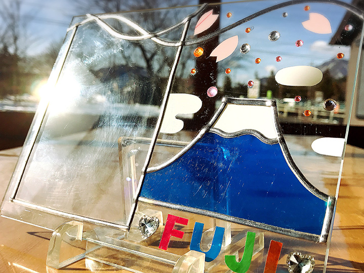 以富士山為主題的彩繪玻璃相框