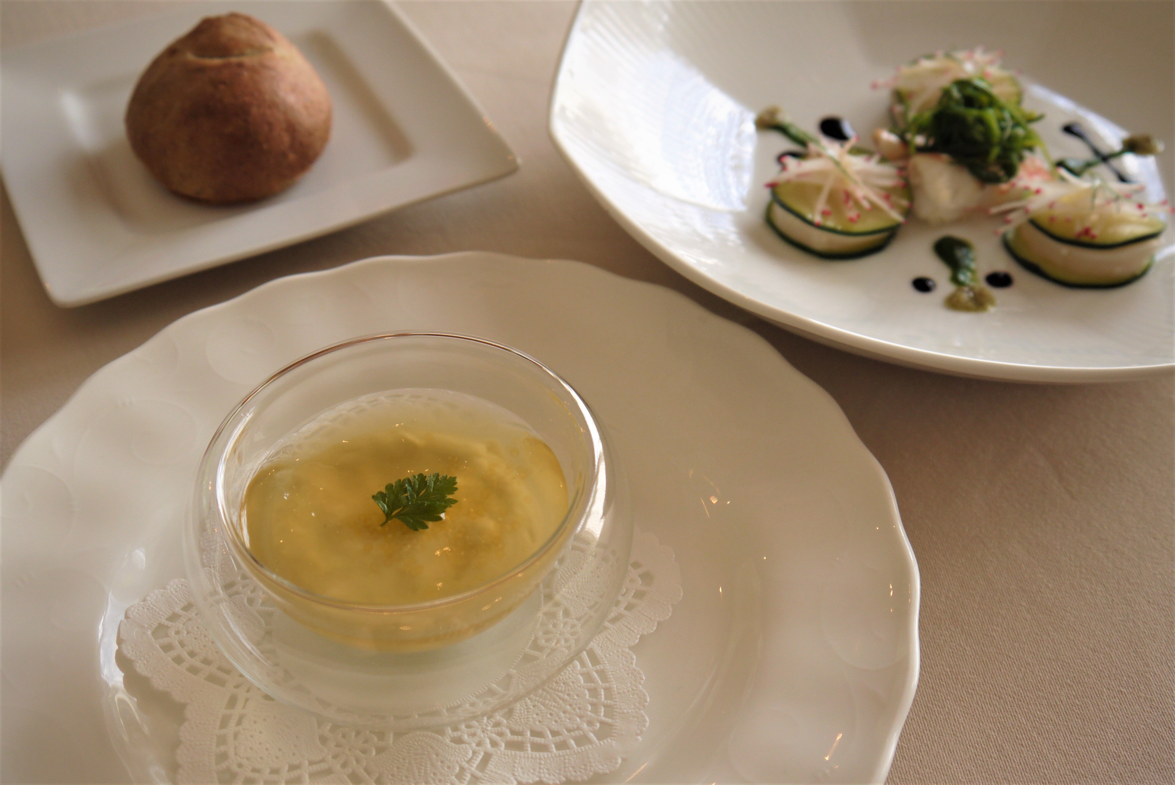 「花椰菜聲稱清湯果凍」（前景）、開胃菜「醃漬西葫蘆和扇貝」（右後）