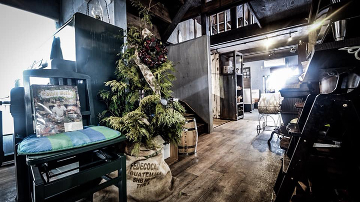 店內仍保留著穀倉的外觀，氛圍輕鬆