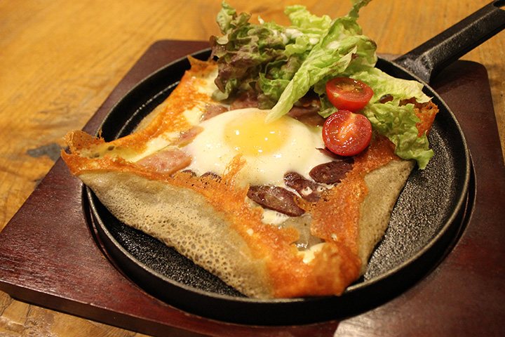 蕎麥粉、雞蛋、蔬菜等當地食材豐富的薄餅（附沙拉和鹿肉香腸）JPY780