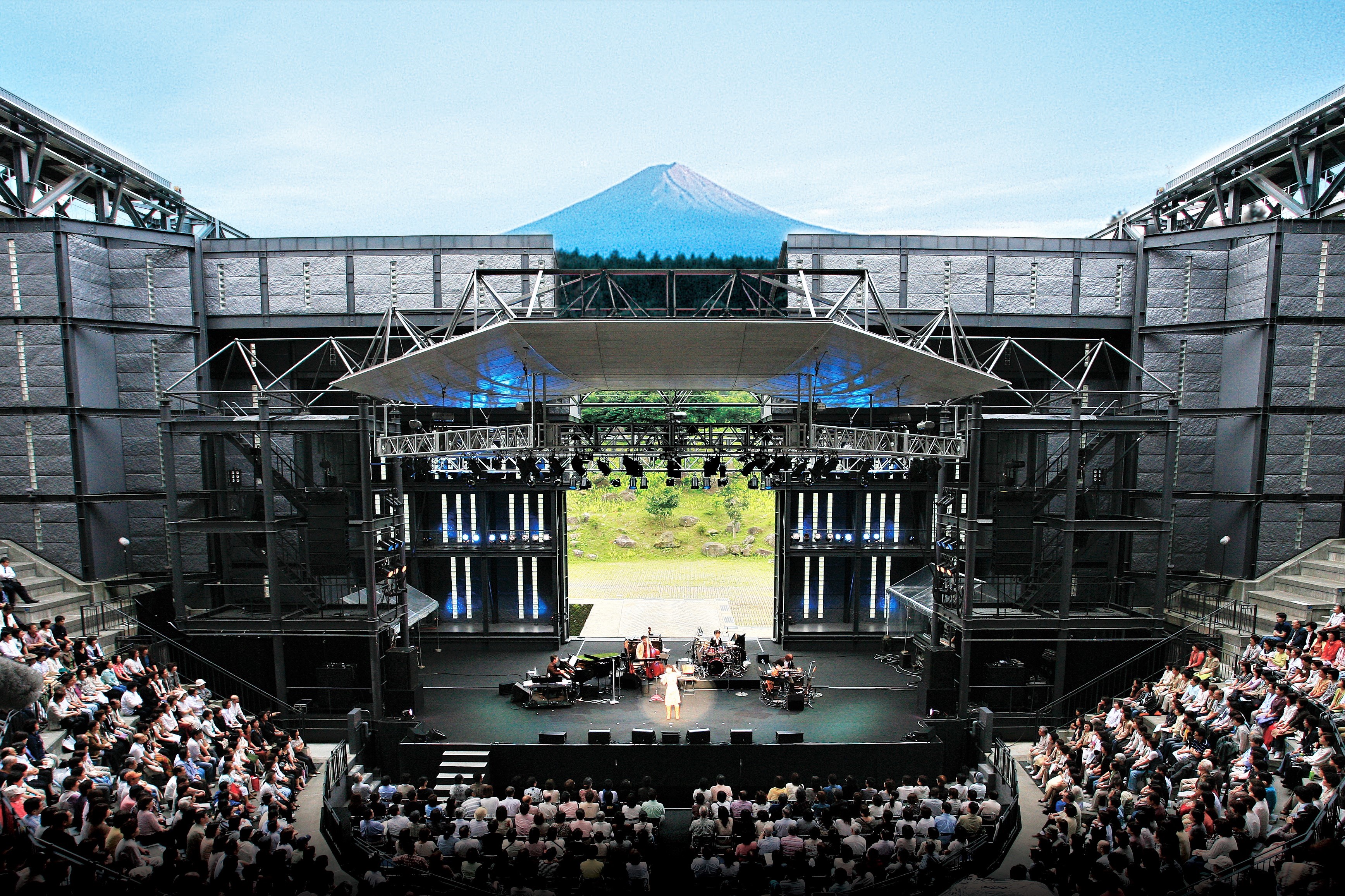 “河口湖恆星劇場”。 觀眾席呈砂漿狀佈置，古劇場風格