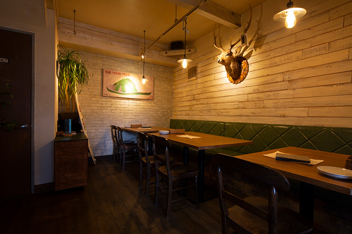 The restaurant is decorated with a stuffed Yezo sika deer head.