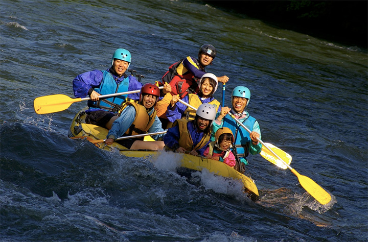 空知川清澈的溪流下的「漂流之旅」是鐵板項目