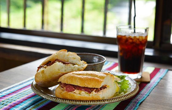 腳浴擁有壯麗的景觀和極佳的氛圍。 箱根時尚咖啡館，充滿奇蹟