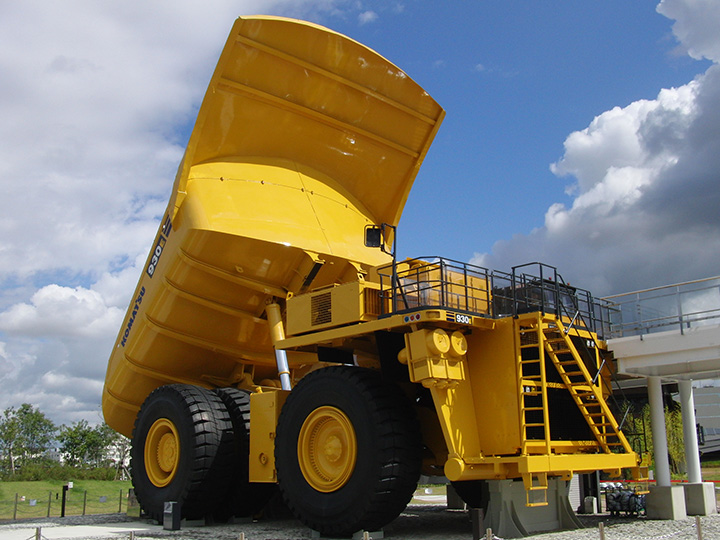 「930E」的高度約為7.3公尺。 孩子們對於能看到整個設施的高度感到興奮。