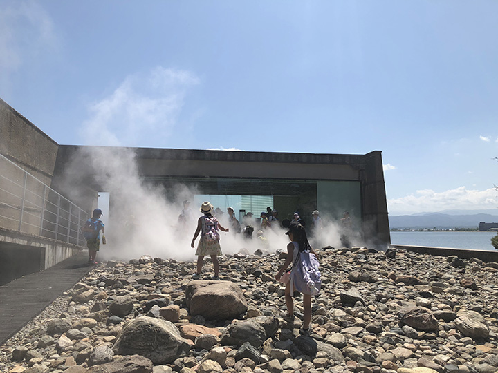 霧藝術展開的庭院