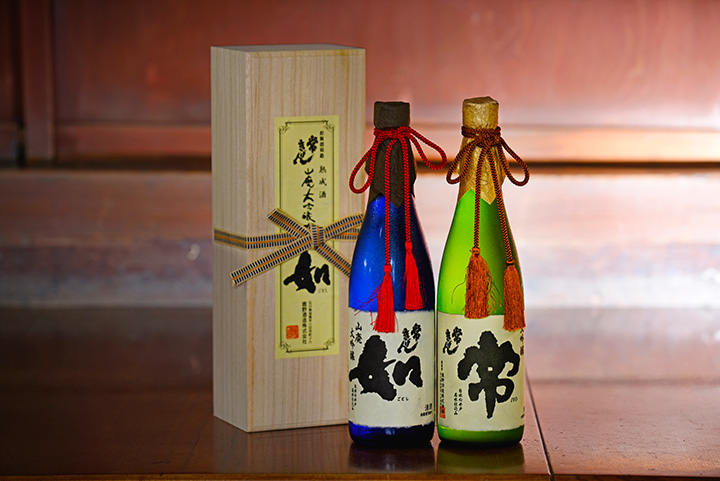 從左起，「Gotoshi」JPY16500「Jo」JPY11000，都是720毫升，裝在木箱裡