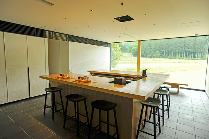 一個被寧靜包圍的空間，窗外美麗的田園風光展開