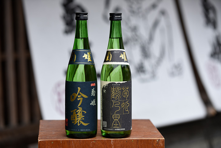 從左起，在全球葡萄酒大賽的「SAKE」類別中獲得冠軍的「菊姬吟釀」JPY2160「鶴德」，JPY2160均為720毫升